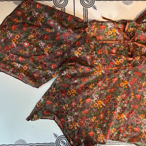 70's Boho Flowy Floral Top - Brown Ribbon Tie Front Peasant Blouse - Picture 2 of 8